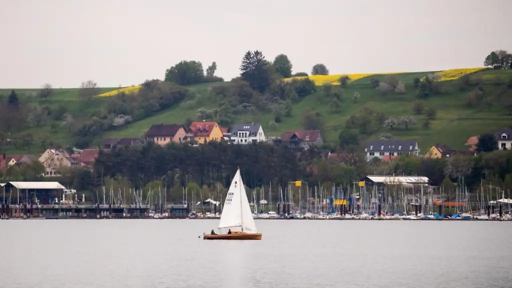 Ein-Segelboot-gleitet-ueber-den-Brombachsee