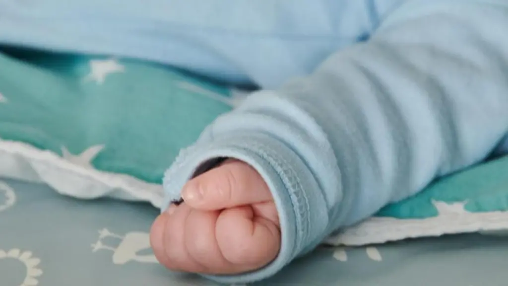 Bei-einem-Hausbesuch-einer-Hebamme-ist-die-Hand-des-nur-wenige-Wochen-alten-Babys-zu-einer-kleinen-Faust-geballt