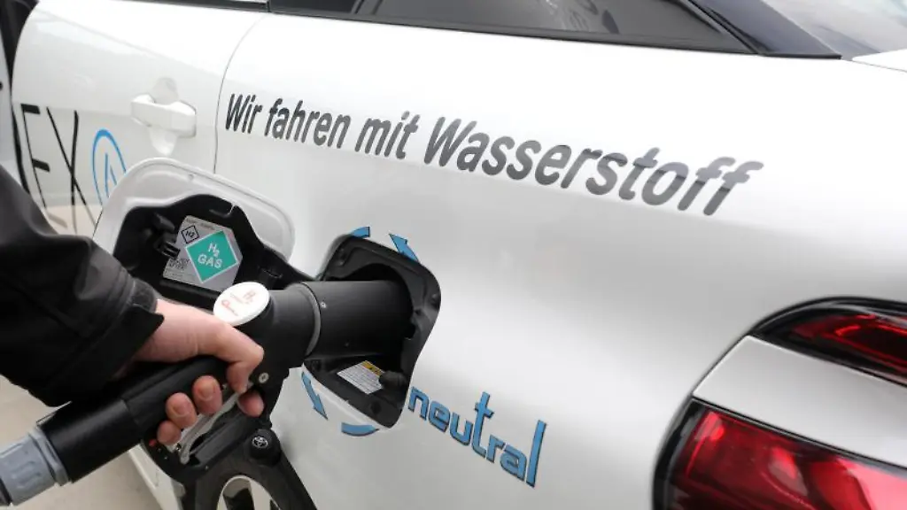 Ein-Auto-wird-mit-Wasserstoff-betankt