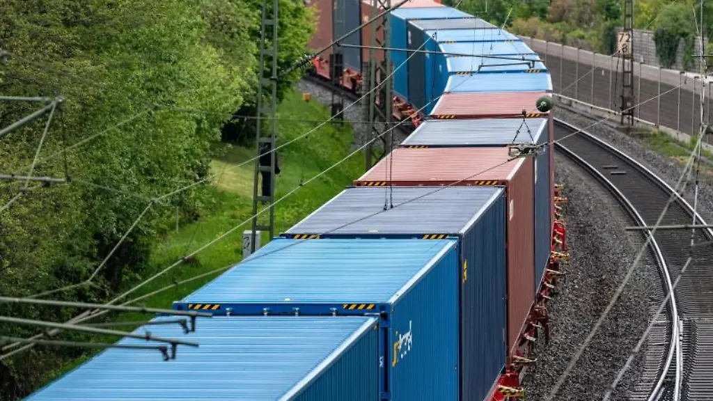 Ein-Gueterzug-mit-Containern-faehrt-auf-der-Schiene