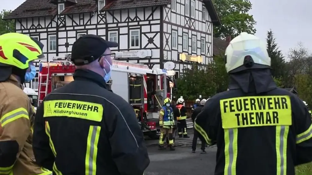 Feuerwehr-rueckt-am-Morgen-zu-einem-Brand-in-einem-Gasthaus-in-Kloster-Vessra-aus