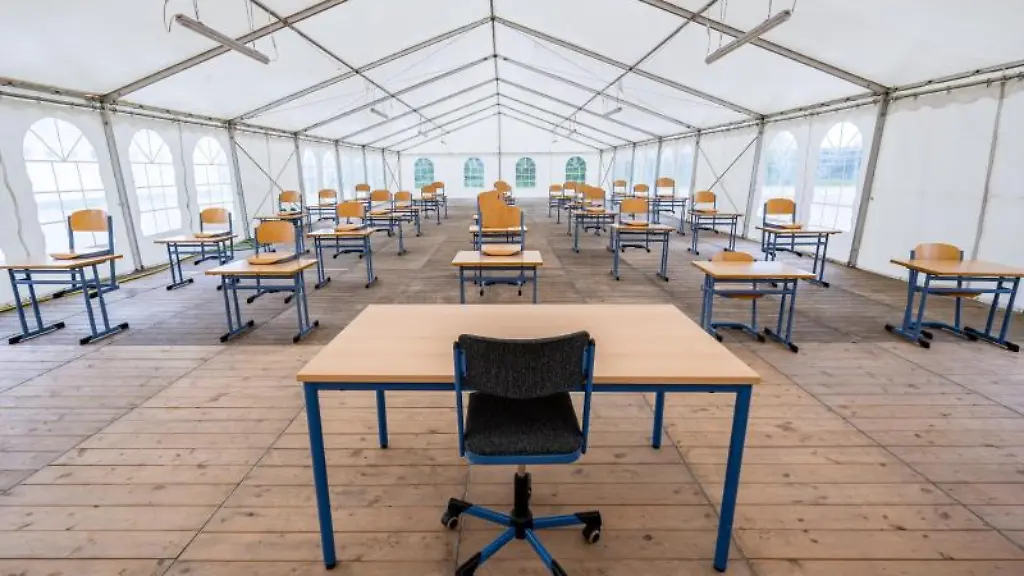 Ein-Zelt-wird-von-der-Grundschule-Rettenbach-als-Klassenzimmer-benutzt