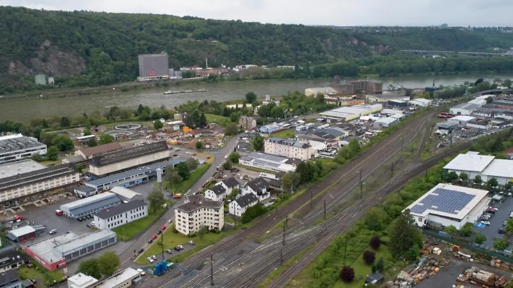Grosse-Behaelter-zur-Bodensanierung-stehen-an-den-Bahngleisen-in-der-Naehe-des-Bahnhofs-Niederlahnstein