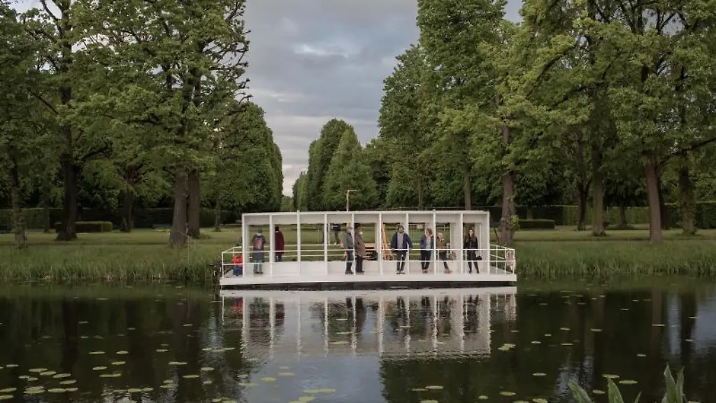 Die-Kuenstlergruppe-YRD-Works-faehrt-waehrend-der-Kunstfestspiele-Herrenhausen-ueber-die-Graft-des-Grossen-Gartens