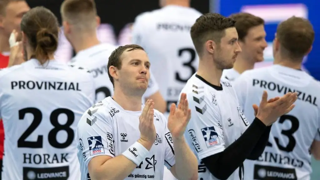 Kiels-Mannschaft-freut-sich-ueber-den-Sieg