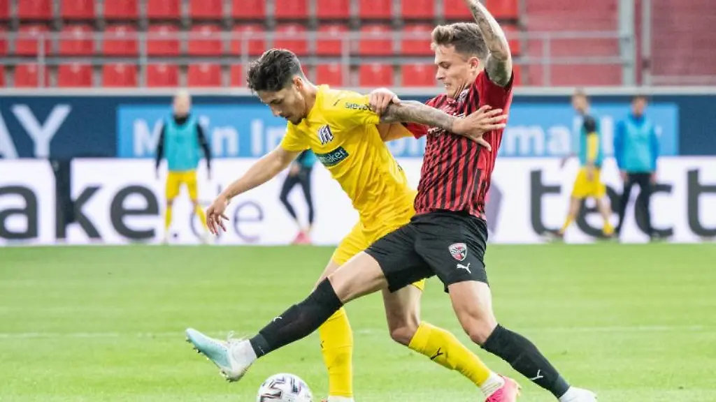 Ludovit-Reis-von-Osnabrueck-l-und-Dennis-Eckert-Ayensa-von-Ingolstadt-im-Zweikampf-um-den-Ball