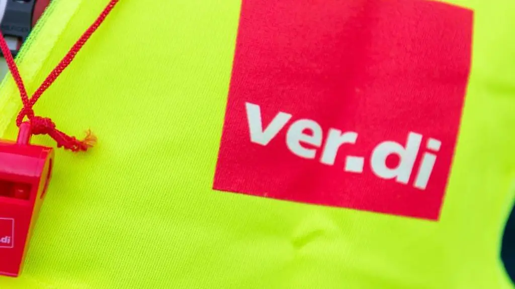 Ein-Streikender-traegt-eine-Warnweste-mit-dem-Verdi-Logo