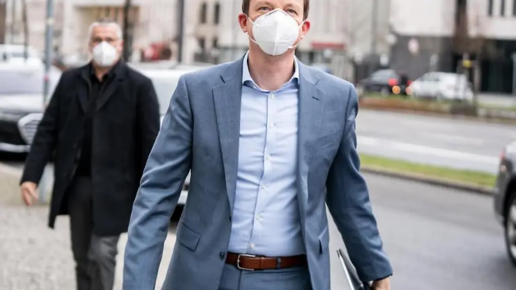 Tobias-Hans-CDU-r-laeuft-mit-FFP2-Maske