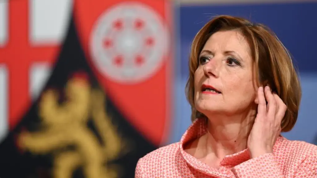 Malu-Dreyer-SPD-streicht-sich-durchs-Haar