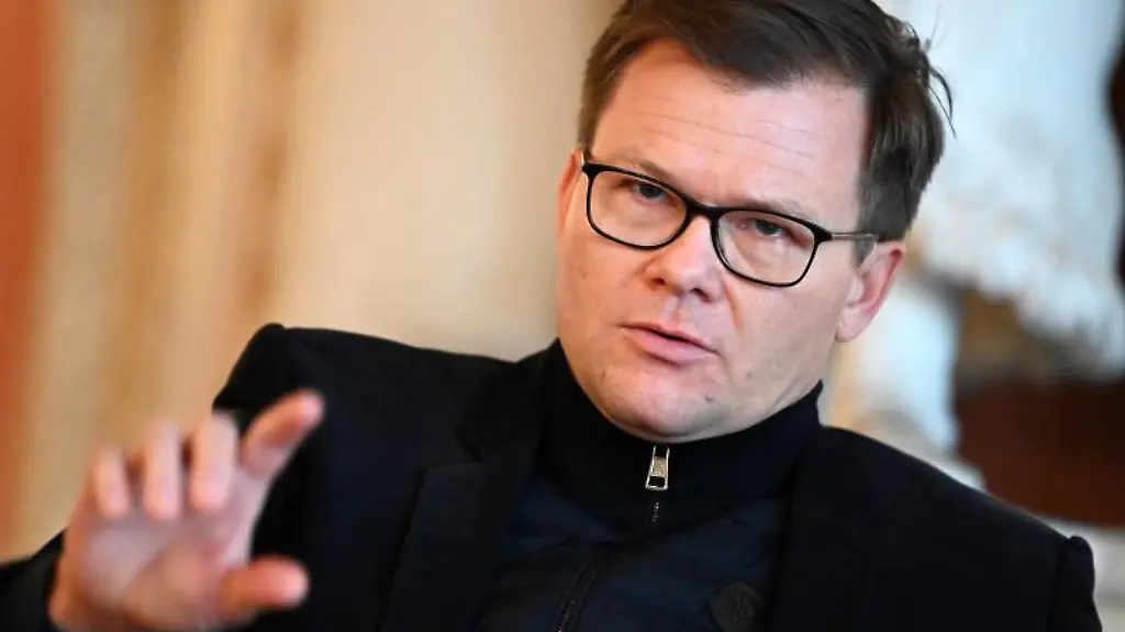 Carsten-Schneider-SPD-gestikuliert-waehrend-einer-Pressekonferenz