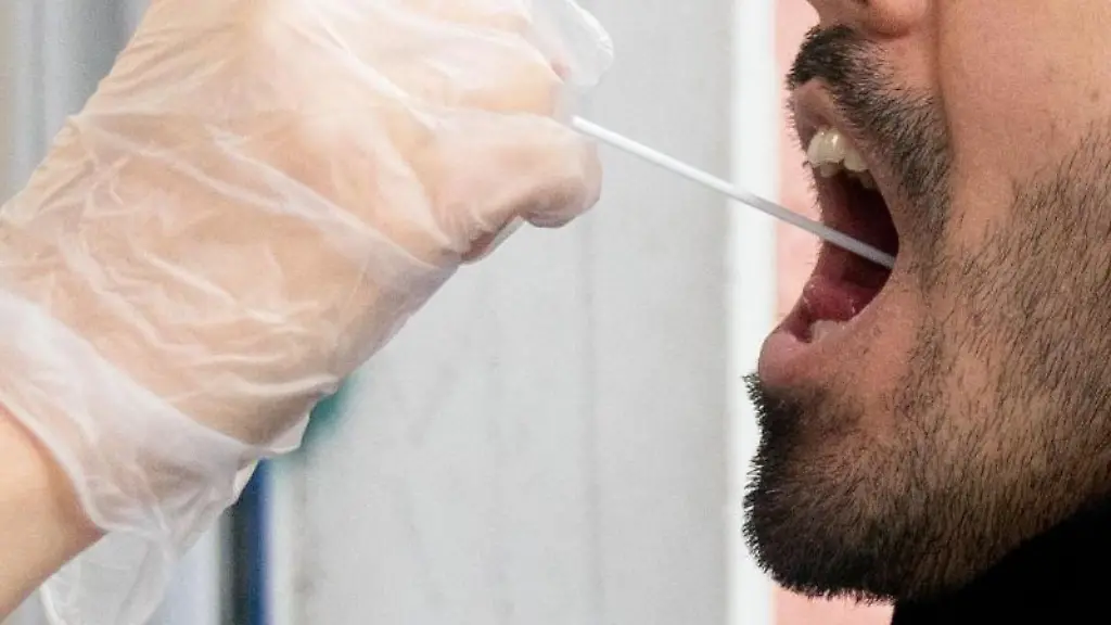 Ein-Patient-laesst-einen-Abstrich-machen