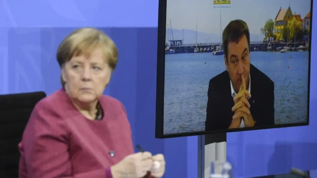 Der-Bayerische-Ministerpraesident-Markus-Soeder-r-CSU-zugeschaltet-auf-einem-Bildschirm-neben-Bundeskanzlerin-Angela-Merkel-CDU