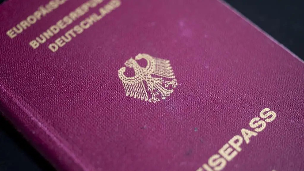 Ein-Deutscher-Reisepass-liegt-auf-einem-Tisch