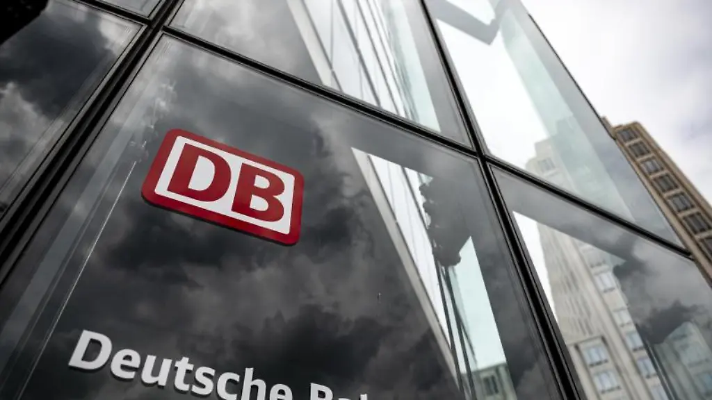 Der-Schriftzug-mit-Logo-steht-an-der-Zentrale-der-Deutschen-Bahn-in-Berlin