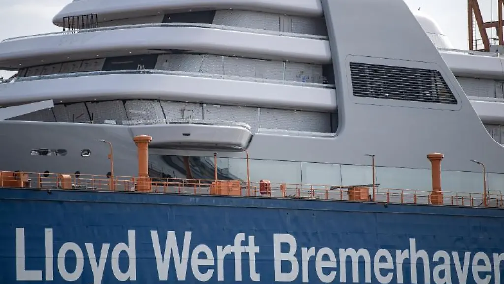 Die-140-Meter-lange-Luxusjacht-Solaris-liegt-in-einem-Dock-der-Lloyd-Werft-Bremerhaven