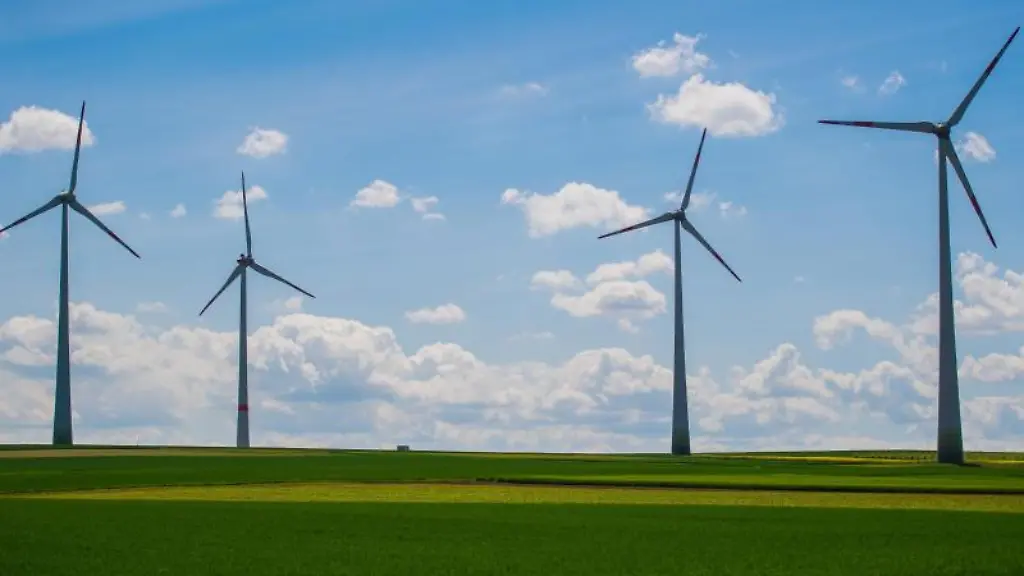 Vier-Windkraftanlagen-stehen-in-Mainz-auf-einem-Feld