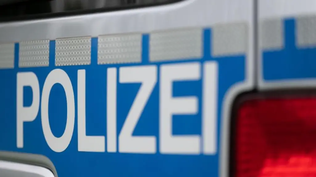 Das-Wort-Polizei-auf-einem-Streifenwagen-der-Beamten