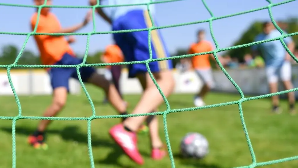Kinder-spielen-auf-einem-Sportplatz-der-Konrad-Duden-Schule-in-Mannheim