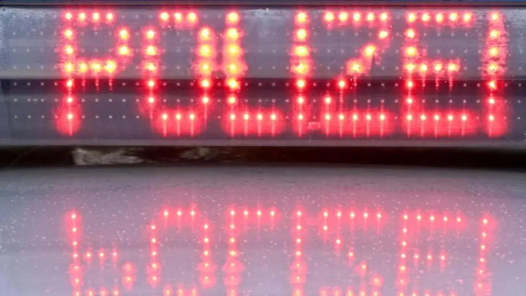 Die-Leuchtschrift-Polizei-ist-auf-dem-Dach-eines-Streifenwagens-der-Polizei-zu-sehen