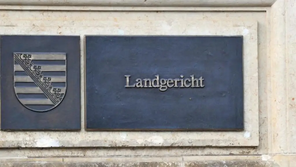 Ein-Hinweisschild-am-Landgericht-Dresden