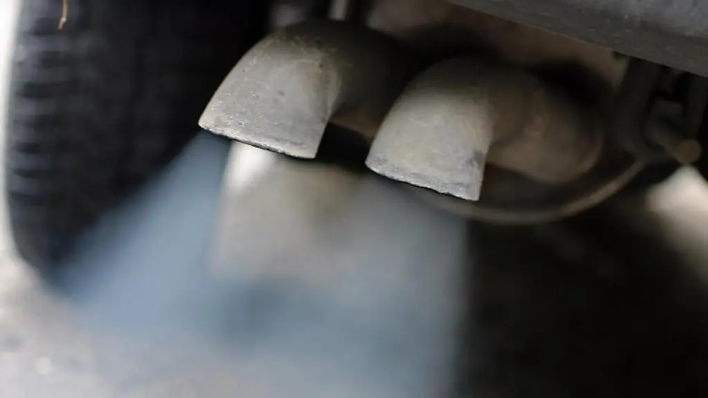 Abgase-stroemen-aus-dem-Auspuff-eines-Autos-mit-Dieselmotor