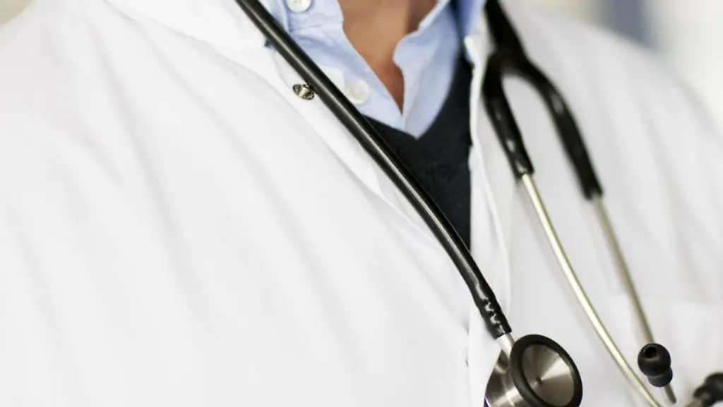 Ein-Arzt-traegt-ein-Stethoskop-um-den-Hals