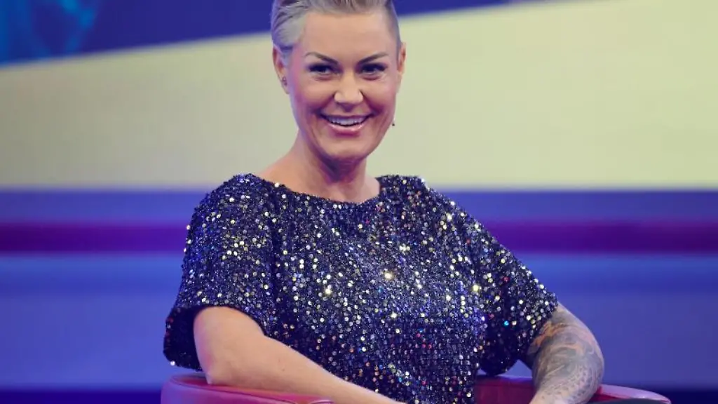 Die-Aerztin-Carola-Holzner-sitzt-in-einer-TV-Show