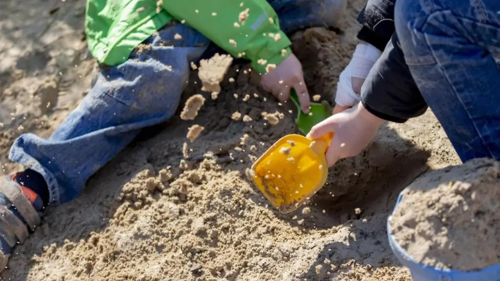 Zwei-Kinder-spielen-in-einer-Kita-mit-Sand
