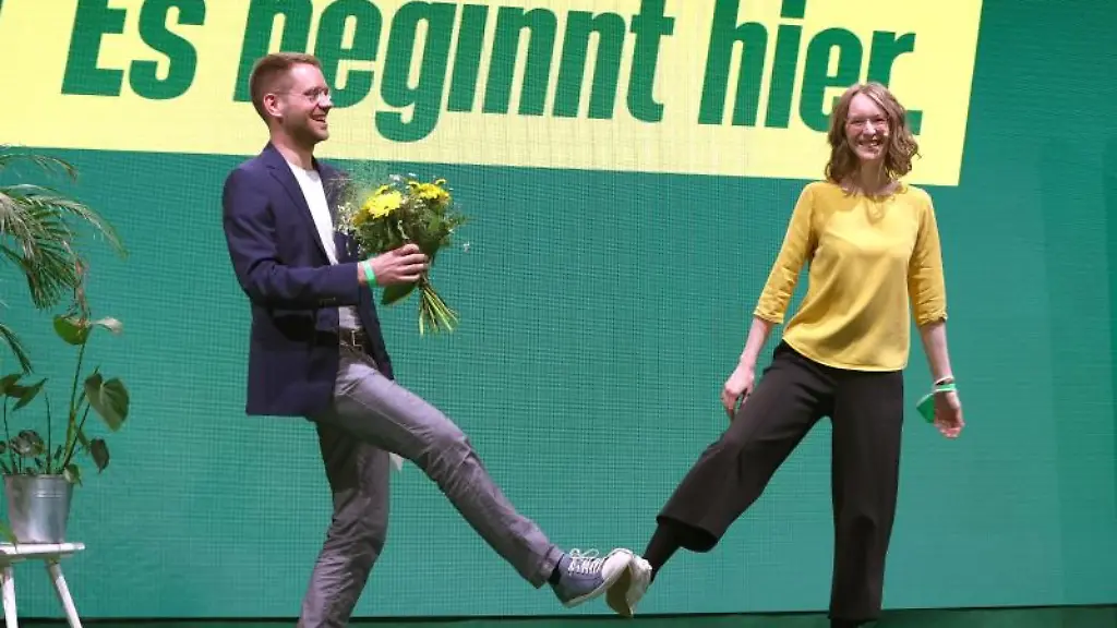 Die-beiden-Gruene-Landesvorsitzenden-Thomas-von-Sarnowski-und-Eva-Lettenbauer