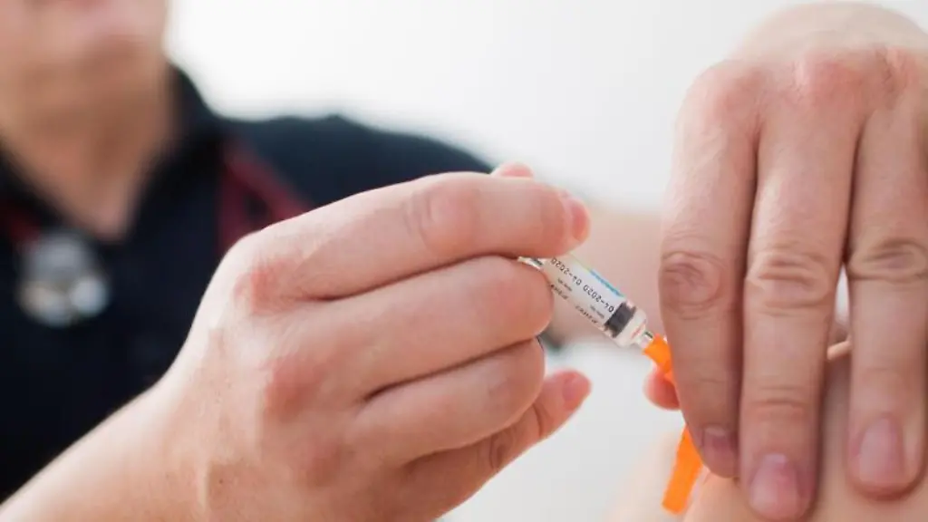 Ein-Kinderarzt-impft-ein-Kind