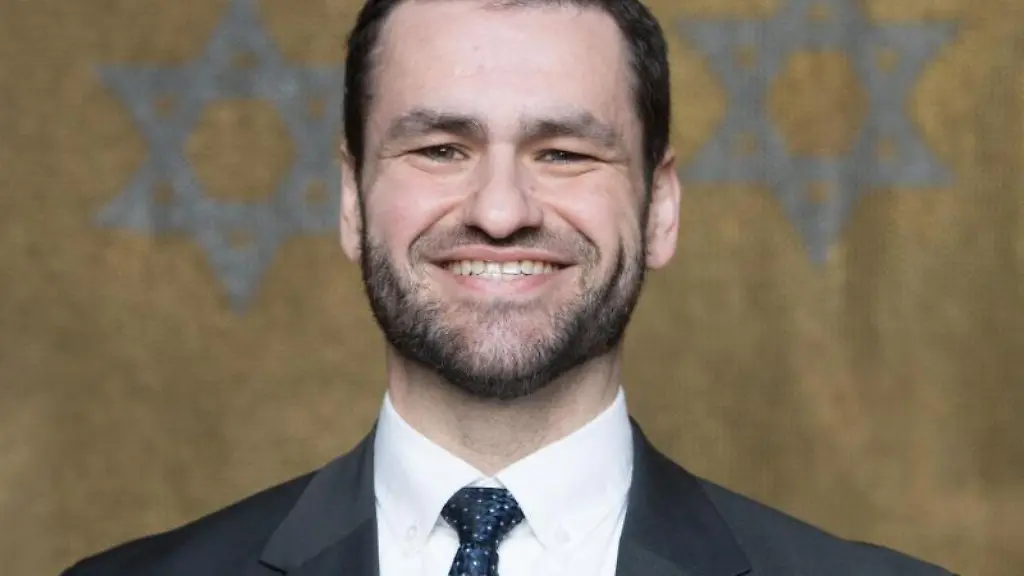 Zsolt-Balla-Landesrabbiner-in-Sachsen-steht-am-Rande-einer-Pressekonferenz-in-der-Synagoge