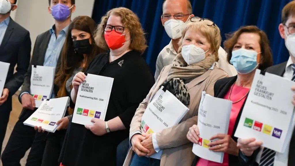Mike-Josef-SPD-l-r-Lennard-Everwien-Eileen-O-Sullivan-beide-Volt-Partei-Ursula-Busch-SPD-Bastian-Bergerhoff-Beatrix-Baumann-beide-Buendnis-90-Die-Gruenen-Annette-Rinn-und-Thorsten-Lieb-beide-FDP-halten-zu-Beginn-der-Pressekonferenz-des-Ampel-Plus-Buendnisses-in-Frankfurt-Exemplare-des-Koalitionsvertrags-2021-2026-mit-dem-Motto-Ein-neues-Frankfurt-gestalten-in-den-Haenden