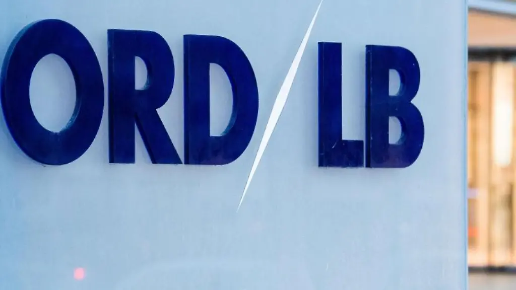 Ein-Mann-betritt-die-Norddeutsche-Landesbank-NordLB