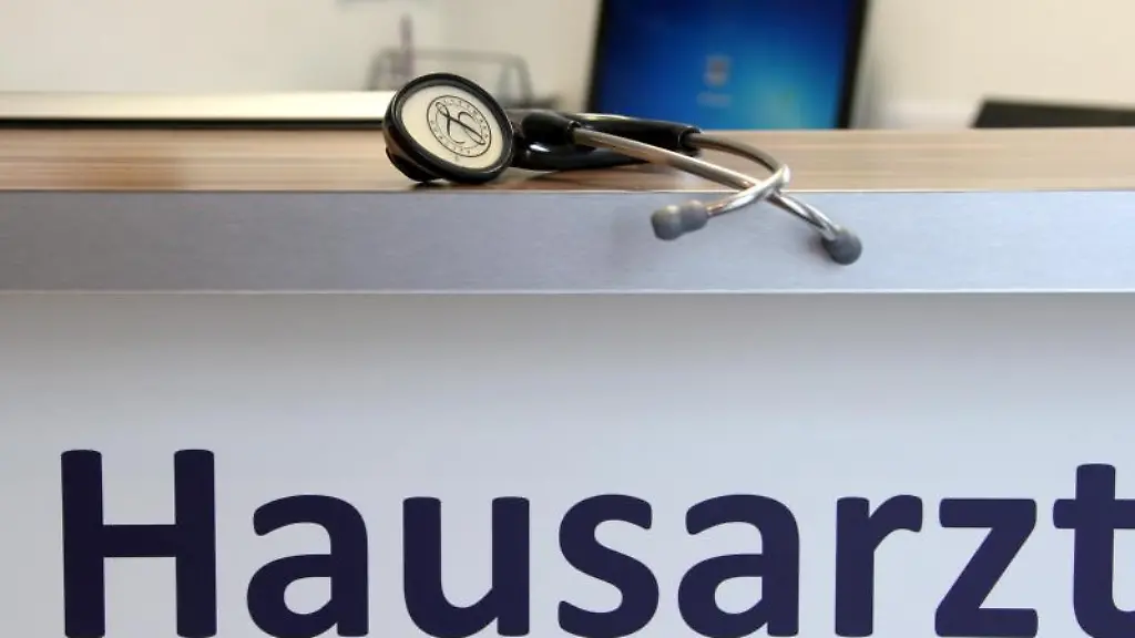 Ein-Stethoskop-liegt-in-der-Praxis-eines-Hausarztes