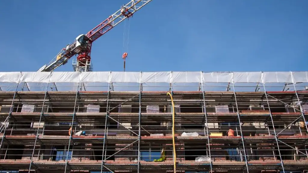 Ein-Geruest-vor-dem-Neubau-eines-Mehrfamilienhaus