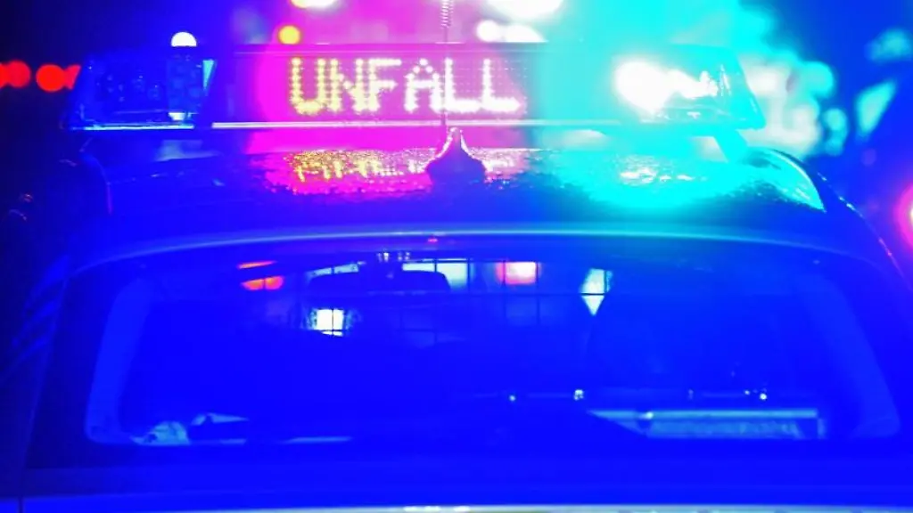 Polizei-Blaulicht-bei-Unfallaufnahme