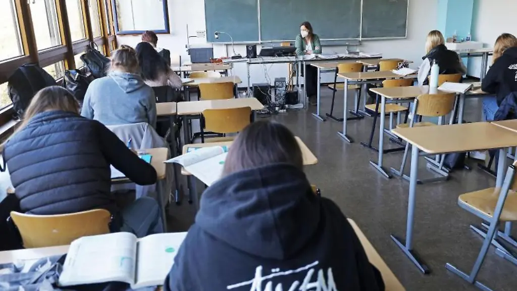 Schueler-arbeiten-in-einem-Klassenraum