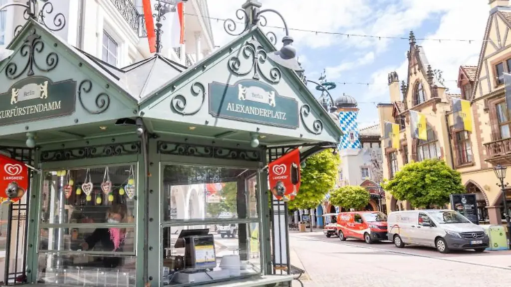 Eine-Mitarbeiterin-putzt-einen-Kiosk-im-deutschen-Themenbereich-des-Europa-Parks