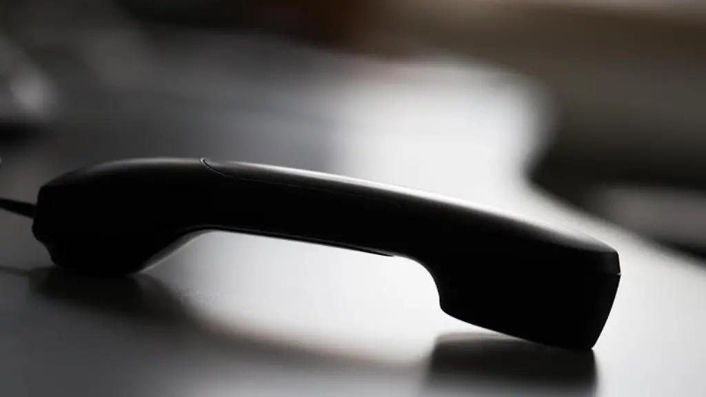 Ein-Telefonhoerer-liegt-auf-einem-Tisch