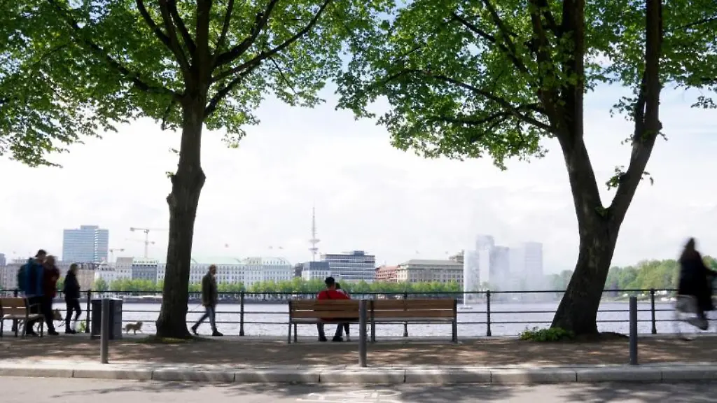 Menschen-geniessen-das-sonnige-Wetter-an-der-Binnenalster