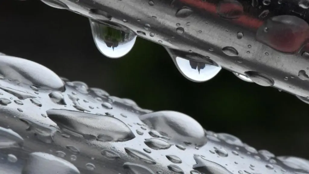 Der-Erfurter-Mariendom-und-die-Severikirche-spiegeln-sich-in-Regentropfen