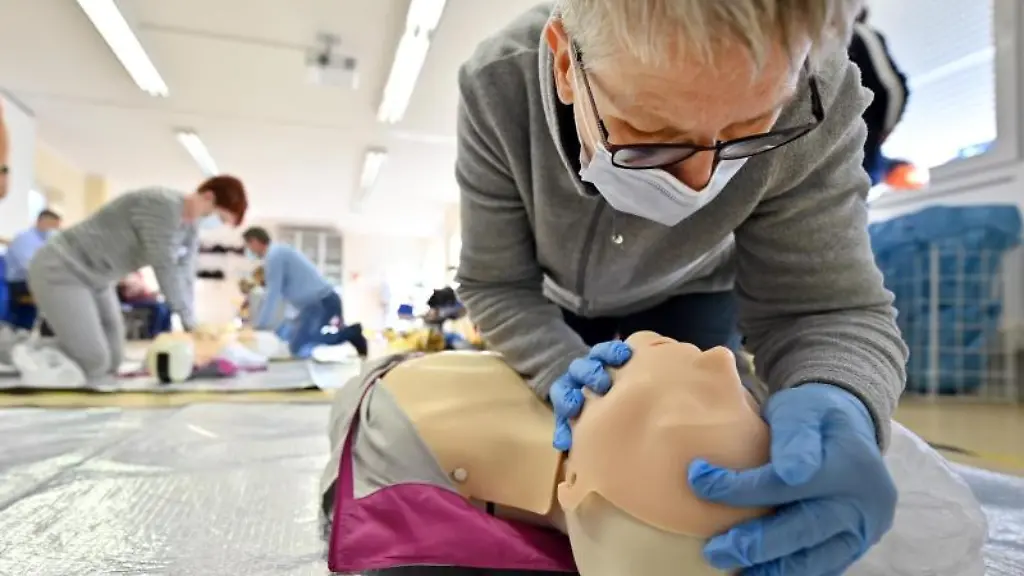 Betriebliche-Ersthelfer-ueben-mit-der-Reanimationpuppe-bei-einem-Erste-Hilfe-Lehrgang
