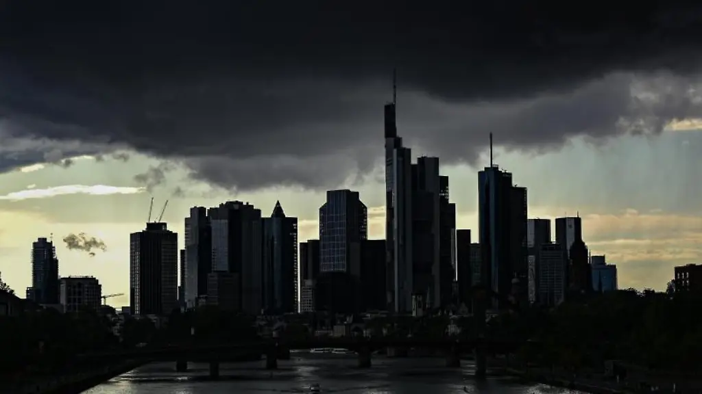Dunkle-Regenwolken-ziehen-am-Abend-ueber-den-Main-und-die-Frankfurter-Skyline-hinweg