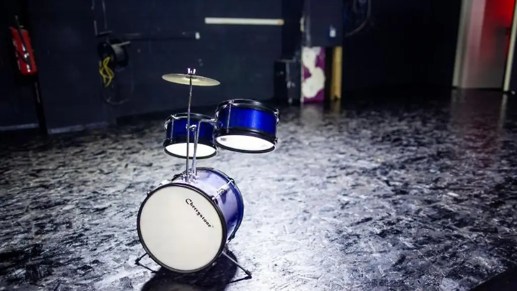 Ein-Deko-Schlagzeug-steht-auf-der-leeren-Buehne-in-der-Diskothek-Zenit-in-Schwerin