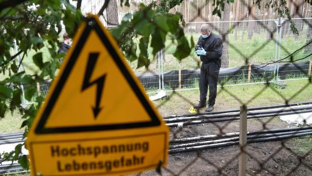 Beamte-sichern-nach-einem-Brand-Spuren-an-einem-Starkstromkabel-in-der-Naehe-der-Tesla-Baustelle