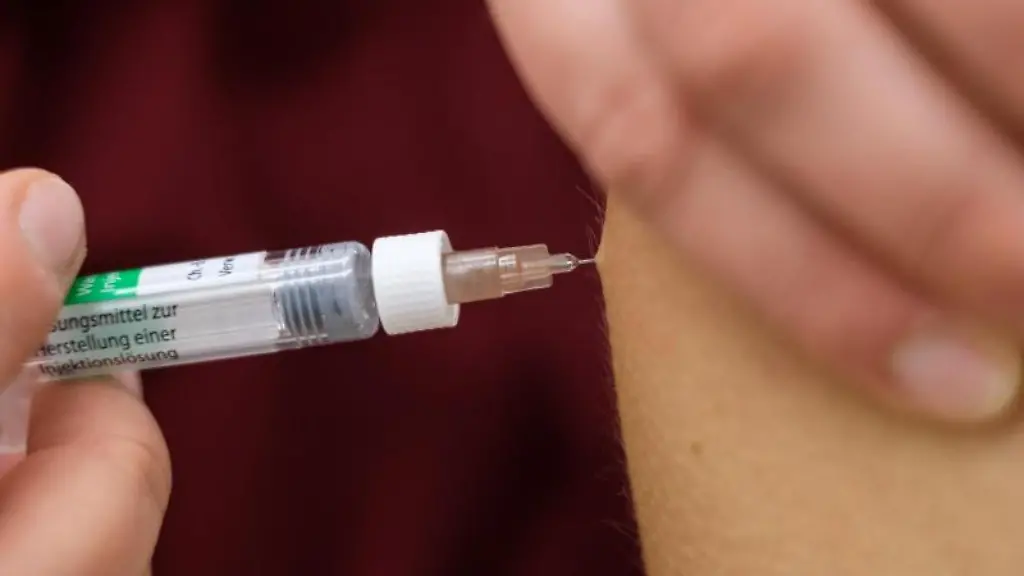 Eine-Arzthelferin-impft-eine-Patentin-mit-einer-Spritze