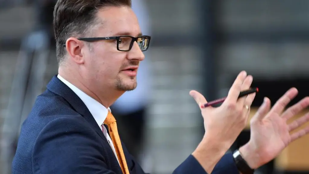 Der-Abgeordnete-Christian-Tischner-CDU-spricht-im-Plenarsaal-des-Thueringer-Landtages