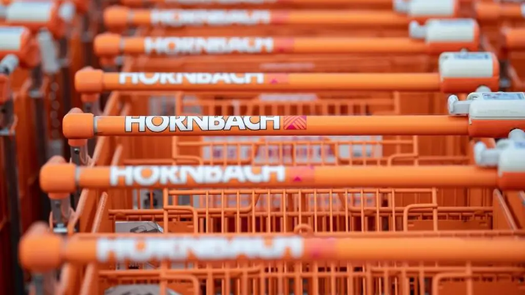 Einkaufswagen-stehen-auf-einem-Parkplatz-vor-einem-Hornbach-Baumarkt