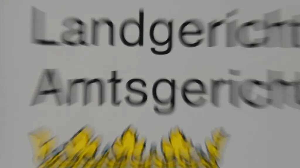 Ein-Schild-mit-der-Aufschrift-Landgericht-und-Amtsgericht