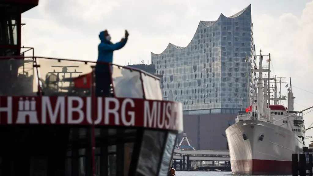 Vor-der-Elbphilharmonie-und-dem-Museumsschiff-Cap-San-Diego-macht-eine-Frau-ein-Bild